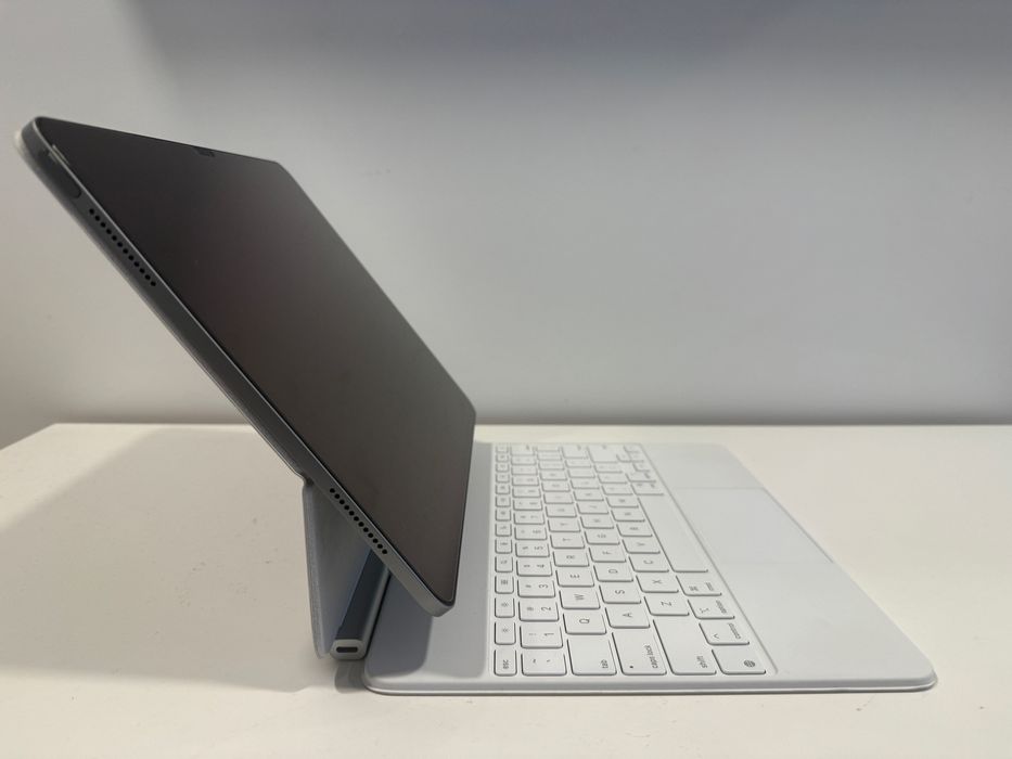 iPad Pro 13” M3 · 512GB · Magic Keyboard · Impecável