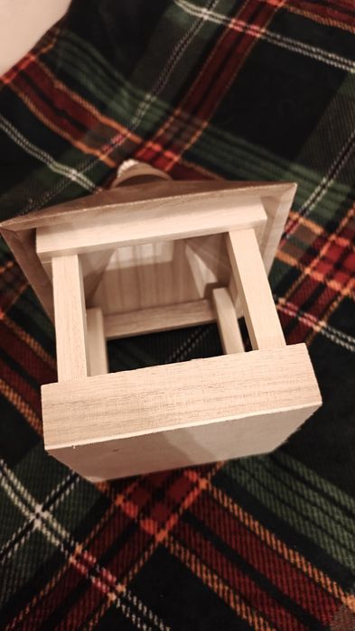 Mały karmnik dla ptaków