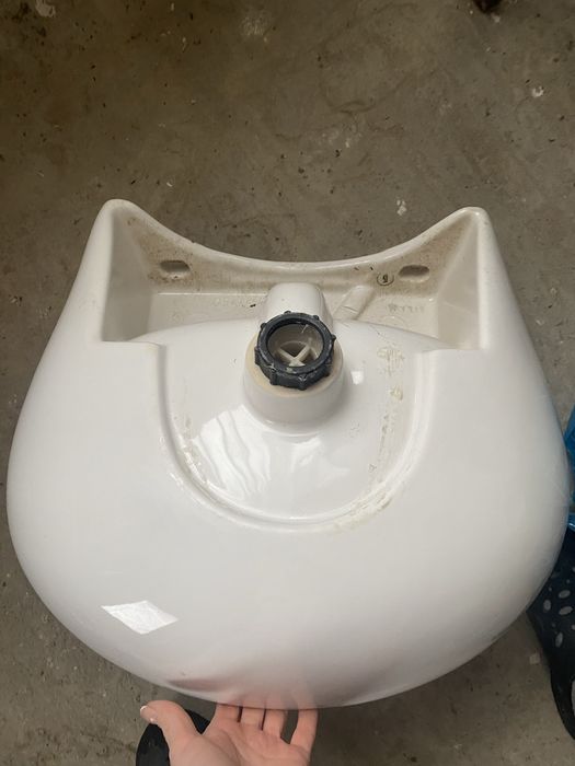 Умивальник з ніжкою