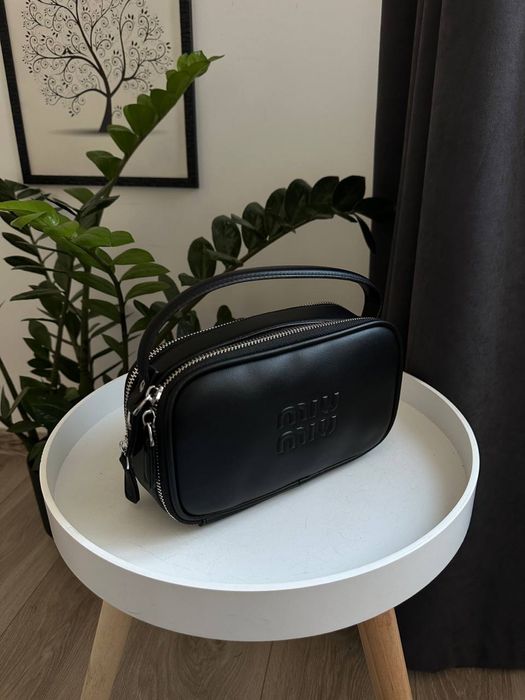 Трендова жіноча сумка з люкс-фурнітурою та зручними відділеннями