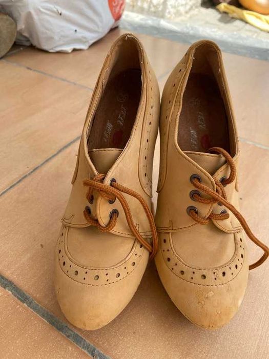 Sapato de salto alto camel