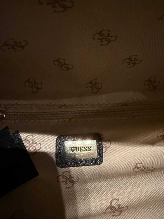 GUESS nerka saszetka na łańcuszku czarna monogram
