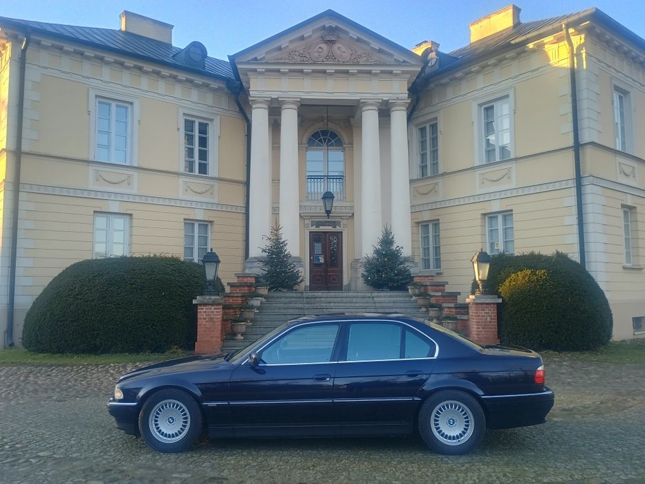BMW 750   V12 e38