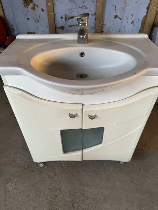 Умивальник з тумбою