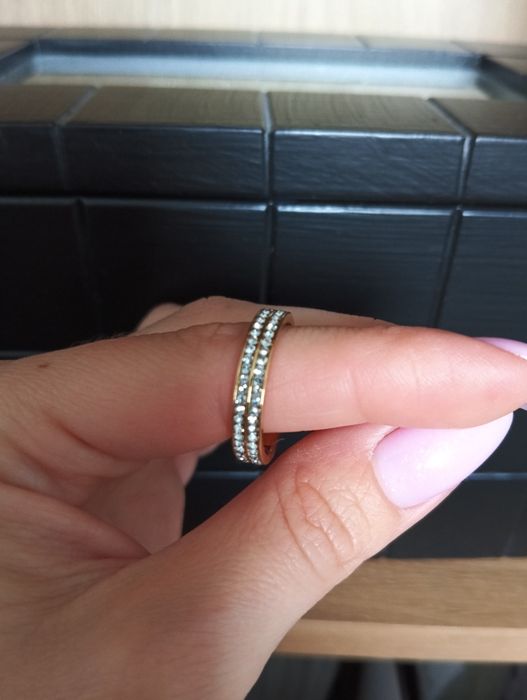 Obrączka z cyrkoniami złota stal nierdzewna r. 8 1,9mm średnicy piękna