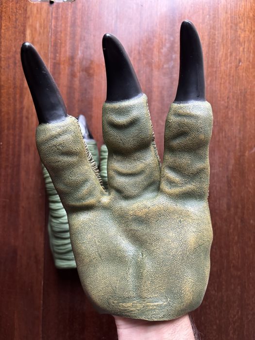 Mãos de dinossauro para festa temática