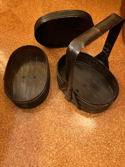 Cesto de madeira com dois andares