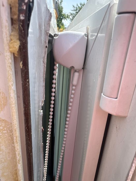 1x okno plastikowe 144x140 machoń białe z moskitera i roleta wewnetrzn