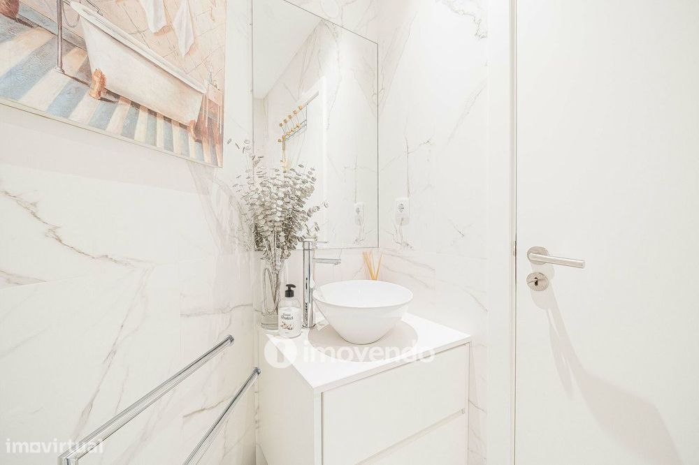 Apartamento T3 Duplex, com estacionamento, no Condomínio do Loural