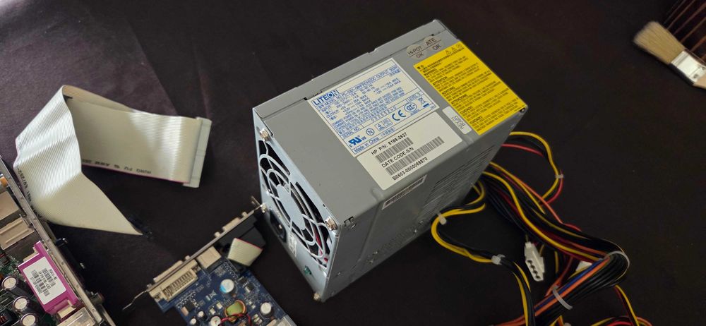 Componentes de PC antigos sem testar