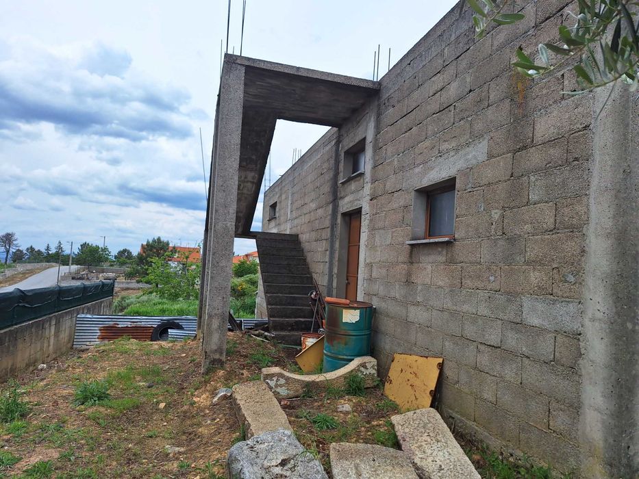 Vende-se Lote para Habitação com garagem feita