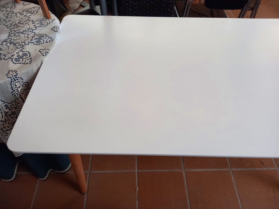 Mesa de madeira tampo branco