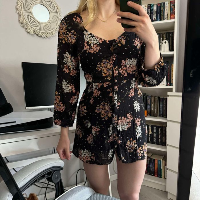 Sukienka czarna w kwiaty krótka z długim rękawem