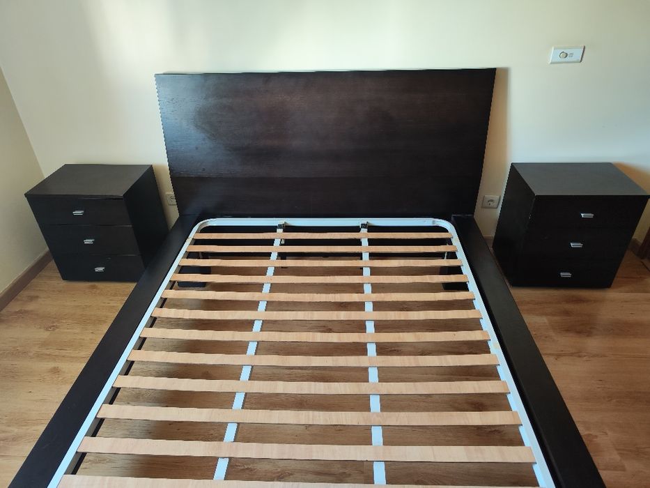 Cama casal - Mobília de quarto  Paços de Ferreira cama, 2 mesinhas, 1 cómoda, 1 camiseiro e 1 espelho