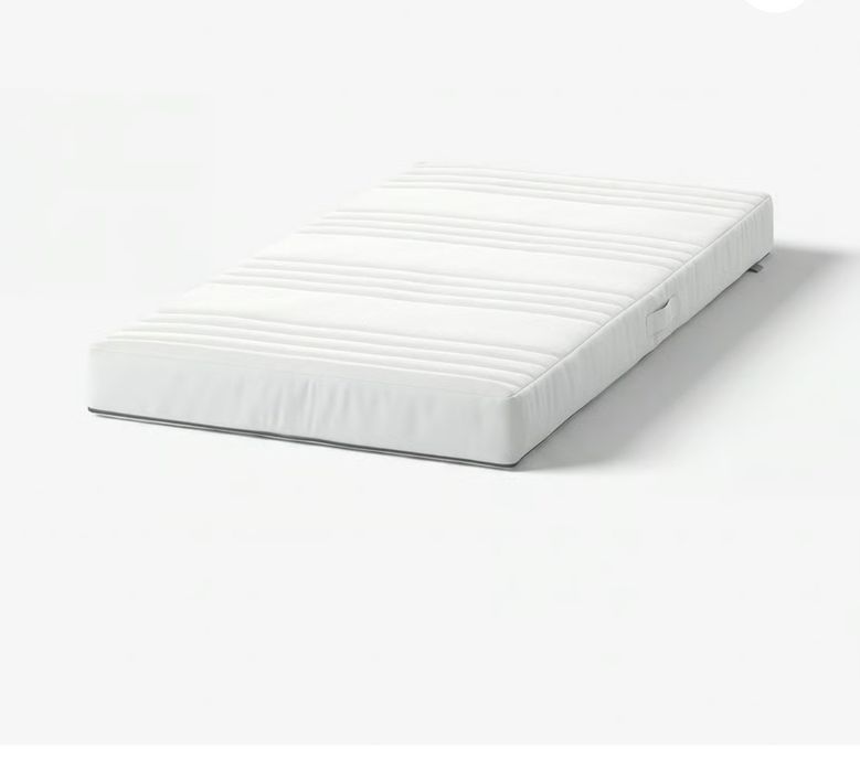 SUNDVIK
Berço, branco, 60x120 cm
e
JÄTTETRÖTT
Colchão molas ensacadas p/berço, branco, 60x120x11 cm