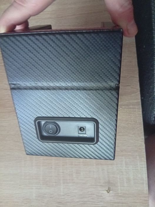 Бокс для часів крутиться