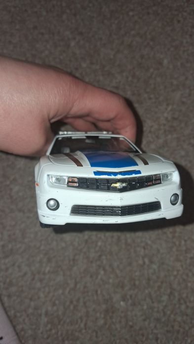 Модель машинки 1/24 chevrolet