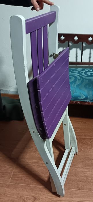 Mesa redonda e cadeiras dobráveis