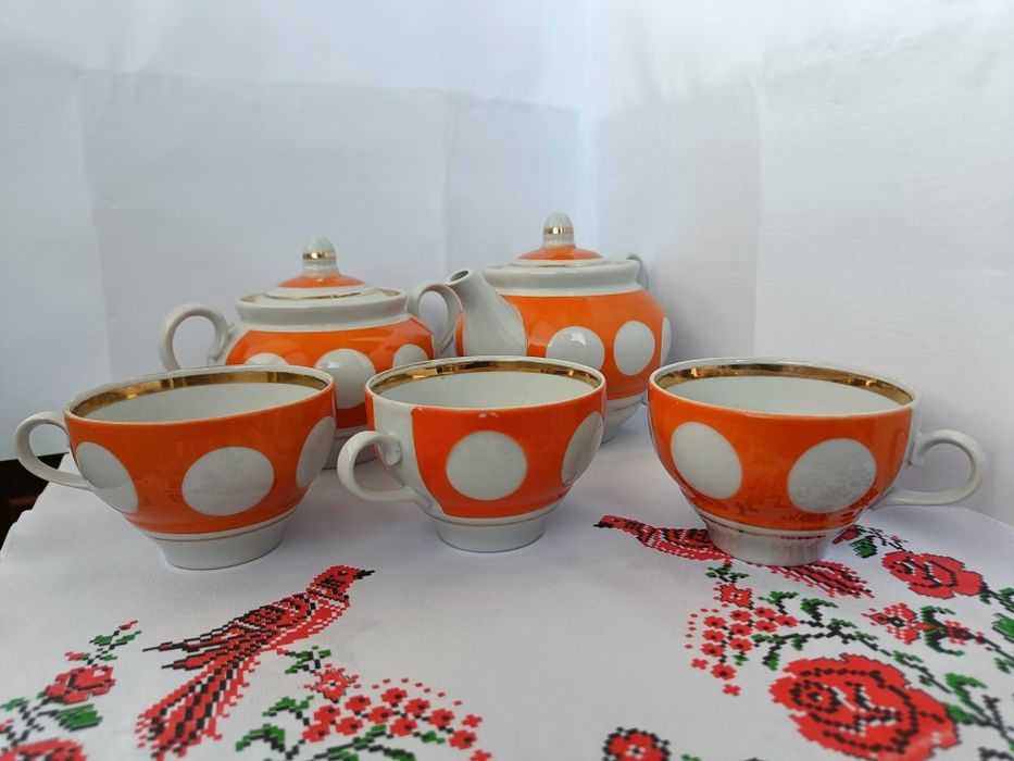 Часть чайного сервиза в горох.