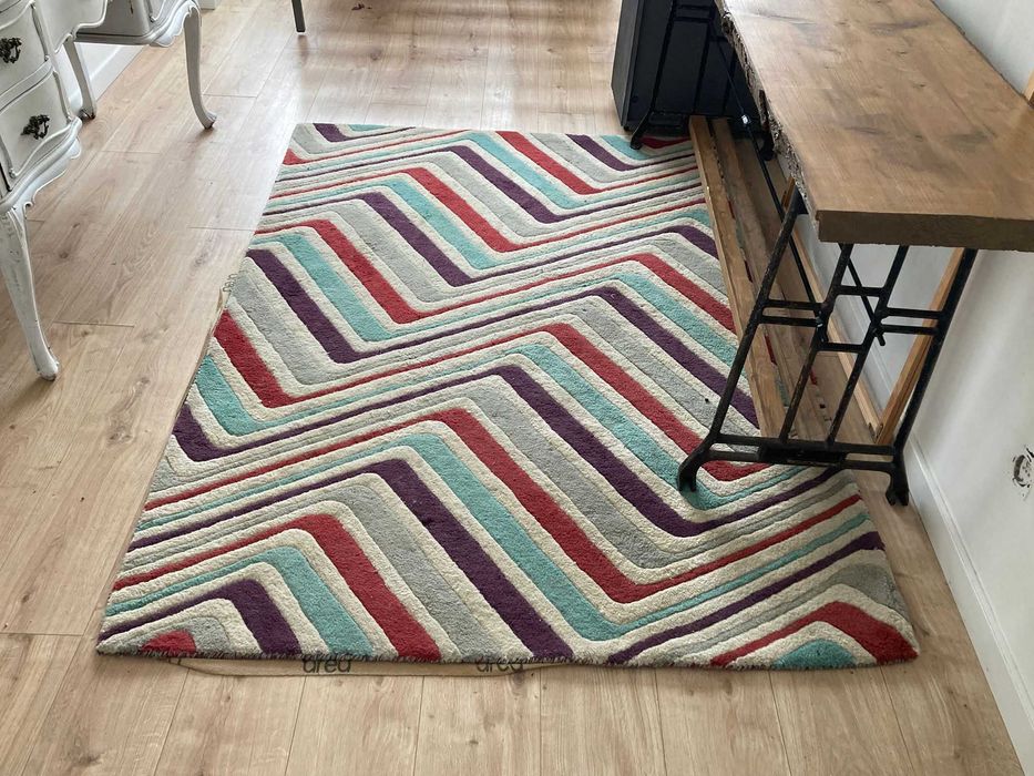 tapete azul vermelho roxo e branco da area