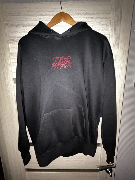 Чорна худі с красним принтом на спині