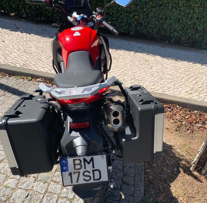 Moto semi nova , com 1000km