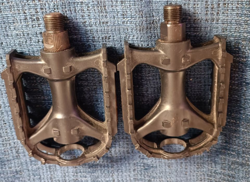 Pedais de bicicleta pretos usados