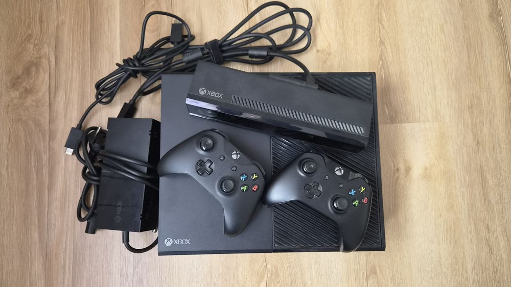 Xbox one+dwa pady+sensor ruchu+gry