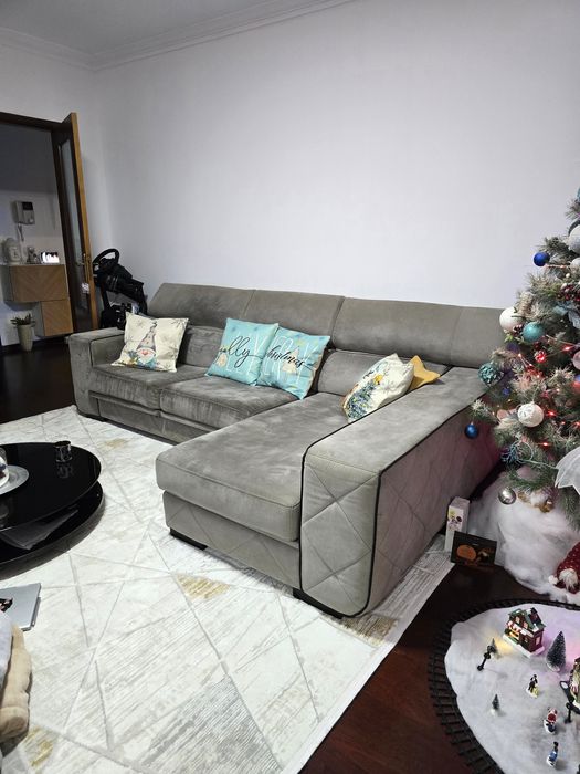 Sofá chaise long cinza c/ assentos deslizantes e encostos reclináveis