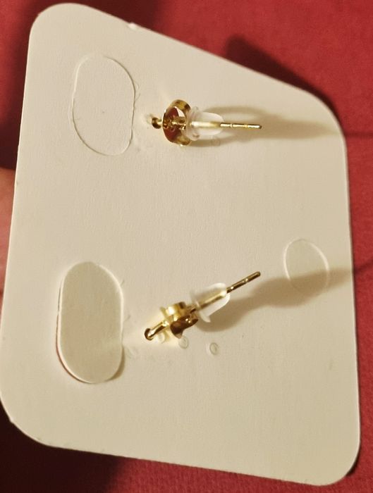 Brincos dourados, em aço, com madrepérola retangular.