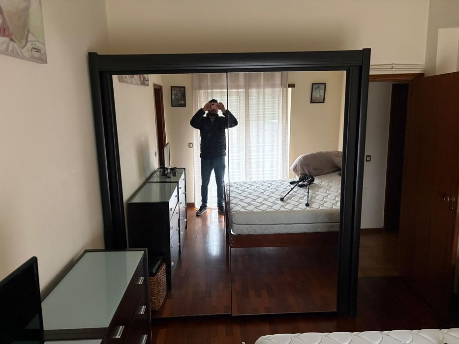 Cama com colchão vibratório, roupeiro , comoda , mesas de cabeceira