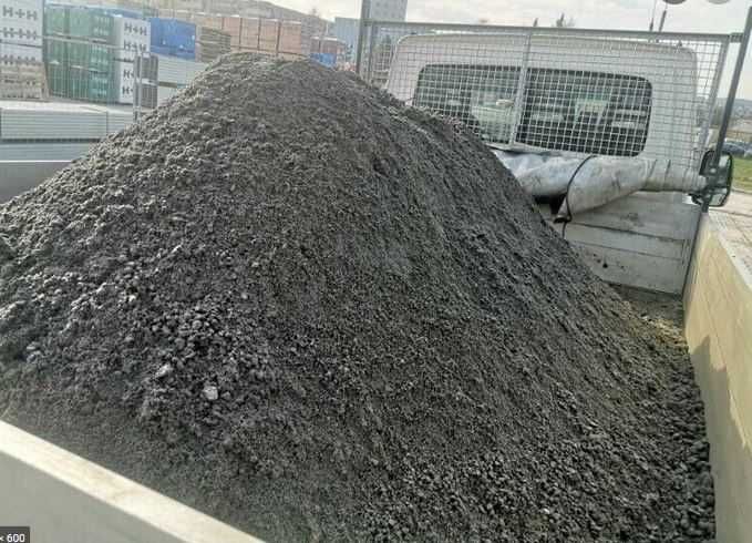 Piasek żółty szary, kamień dalmatyńczyk grys, ziemia siana beton, kora