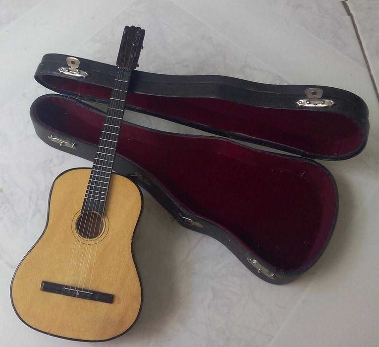 Viola e Violino em miniatura