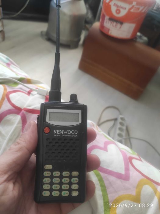 Радіостанція Kenwood не знаю чи працює, без зарядного