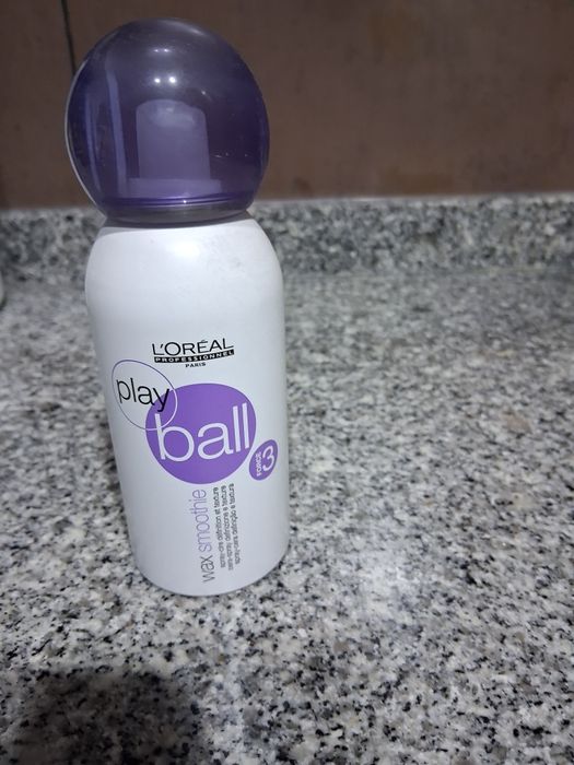 Cera em pasta, cera em spray,e uma laca