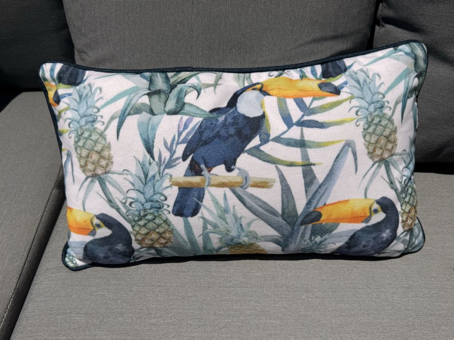 Capa de Almofada Tropical com Tucanos e Ananases (Aprox. 30x50 cm)