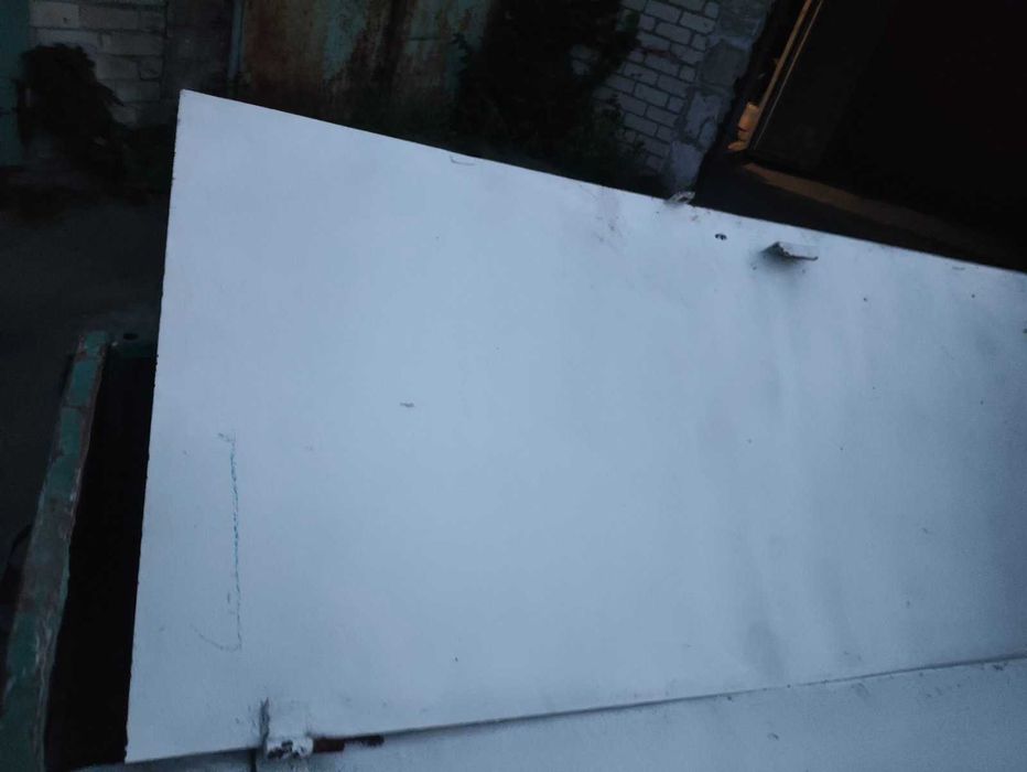 Металеві двері  у білому кольорі