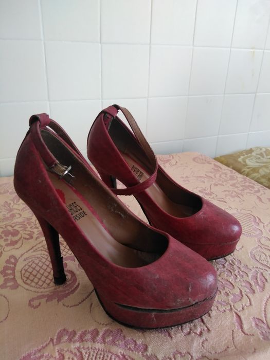 Vários sapatos usados..