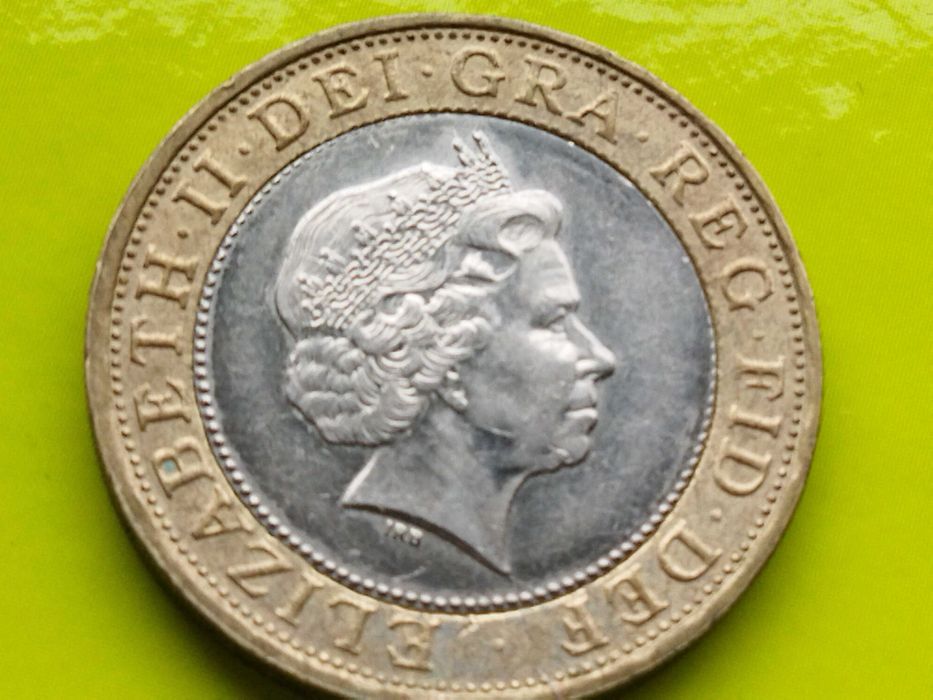 Moeda two pounds, 2001