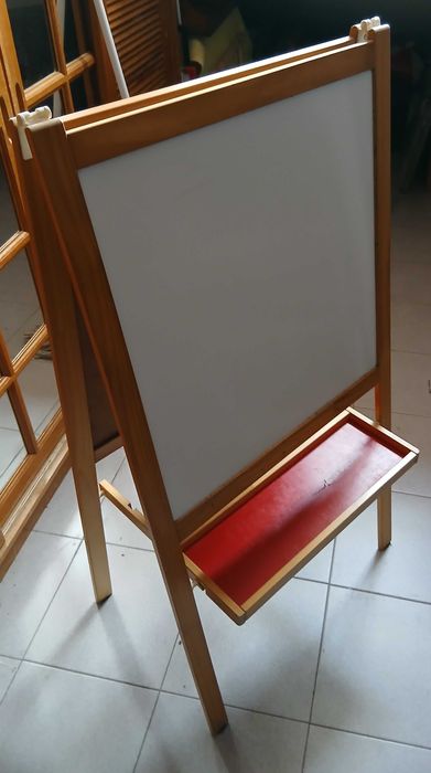 Quadro com tripé, ardósia e acetato.