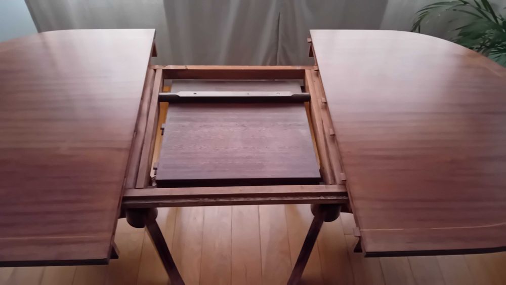 Mesa de Jantar Extensível em Madeira de Mogno com 8 Cadeiras c/ Assento em Palhinha