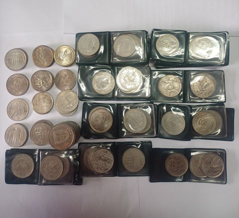 Lot: 138 coins of 200 escudos