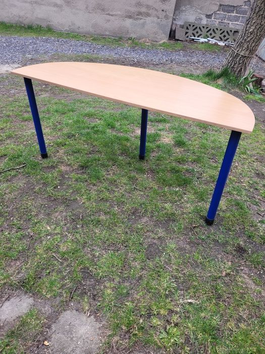 Stół okrągły na trzech nogach