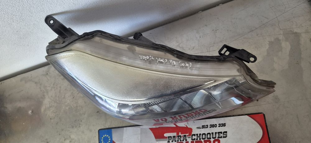 Farol direito toyota yaris p3