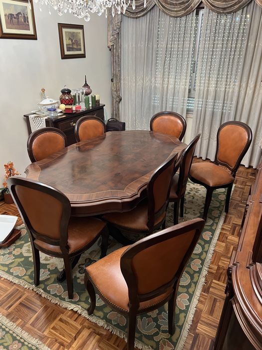 Conjunto de Sala de Jantar Clássico (Mesa, 8 Cadeiras e Armário Vitrine Vazio)