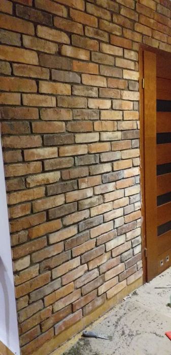 Układanie cegły  na ściane