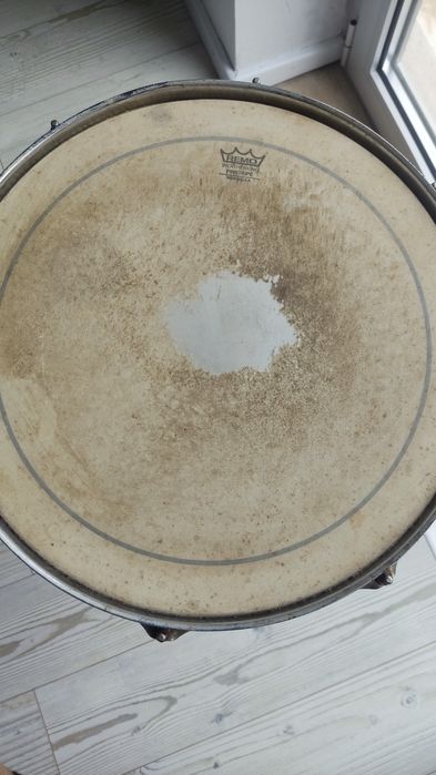 Tarola caixa de percussão com pele da Remo