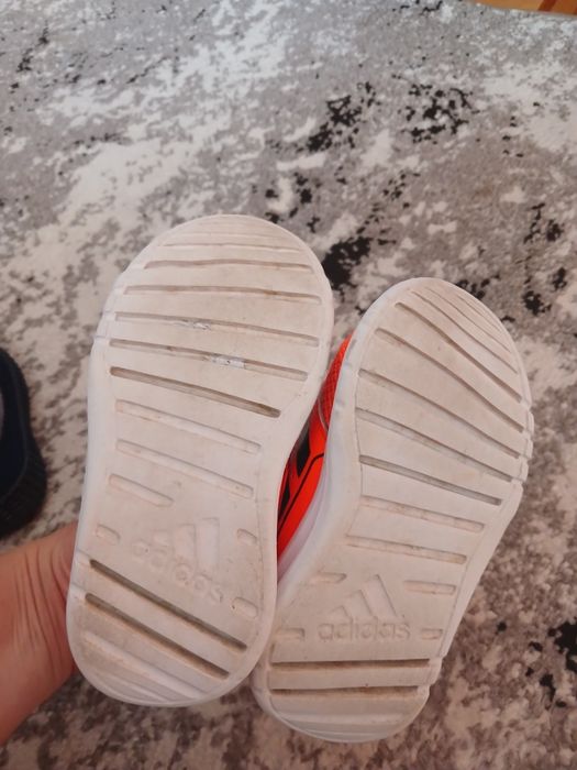 Продам дитячі кросівки