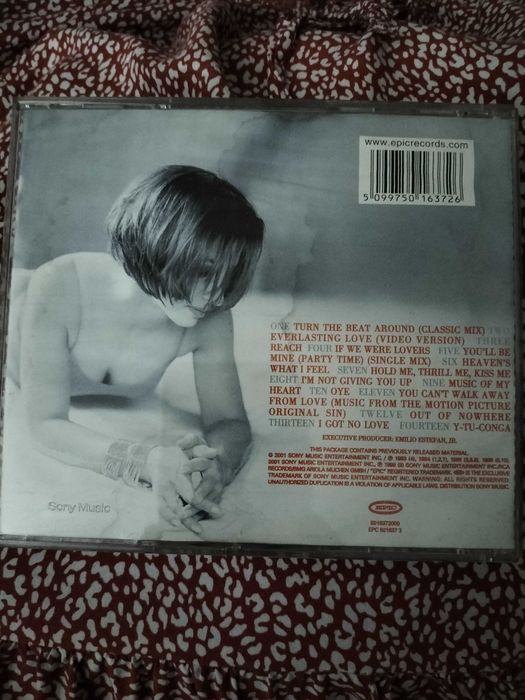 CD da artista Glória Estefan em bom estado.