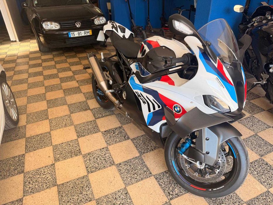 BMW M1000Rr imaculada